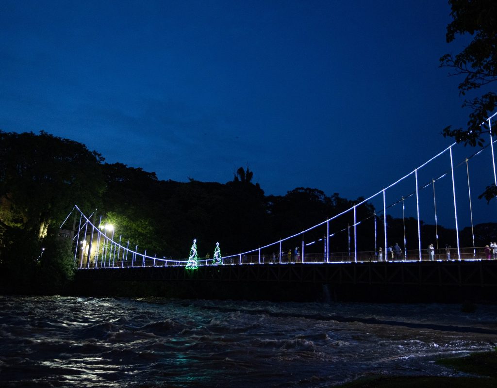 LUZ E ARTE - O acendimento da Ponte Pensil será amanhã, dia 1º de dezembro, marcando o início da programação natalina da Acipi