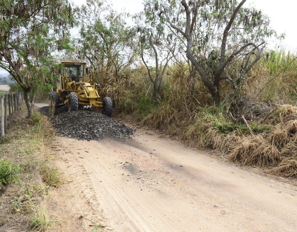 Lajão britado sendo colocado na estrada do Limoeiro