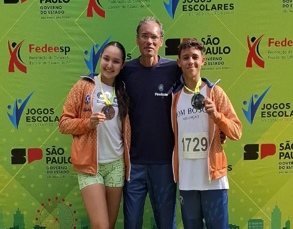 Foto: Laura e José Carlos, com professor Wellington, durante seletiva dos Jogos Escolares do Estado