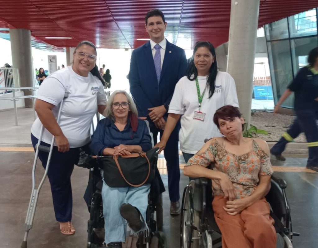 Letícia Françoso (SindBan) e Fabio Augusto Lima de Araujo - SecretárioNacional de Paradesporto junto com paratletas e amigos da diretora