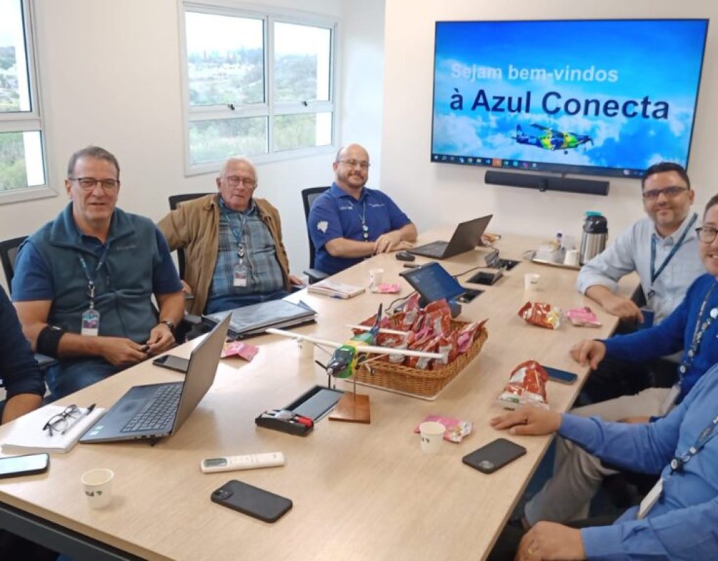 Luciano Almeida e o secretário Euclides Libardi em reunião na Azul Conecta