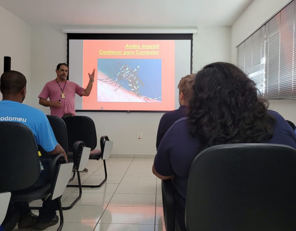 Marcio Ermida, orientador pedagógico do PMCA, durante palestra em empresa realizada nesta semana