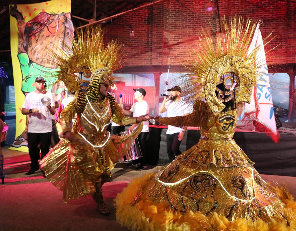 Mestre-sala e porta-bandeira do Batuco Samba Show encantou presentes no Grito de Carnaval