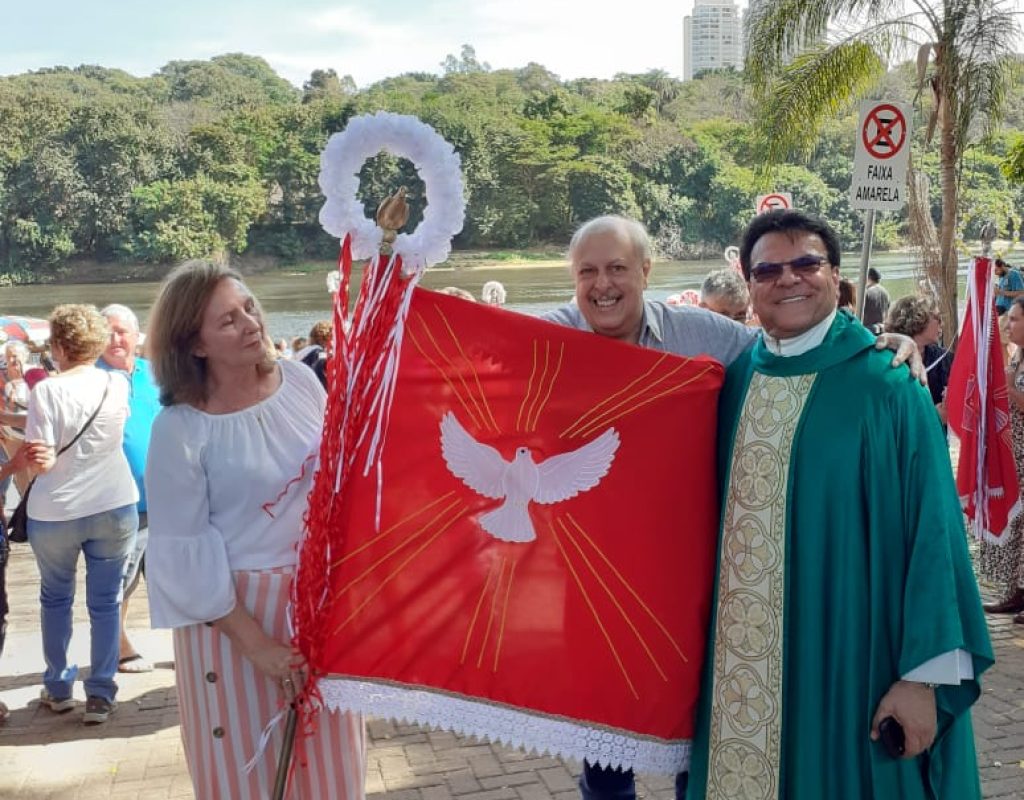 Monsenhor Ronaldo com os próximos festeiros Adolpho Queiroz e Elisabeth Bortolin