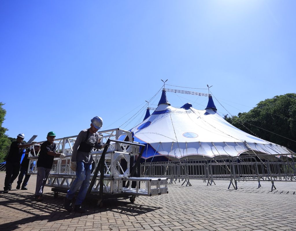 Montagem do Festival de Circo segue a todo vapor para deixar tudo pronto até terça, 7