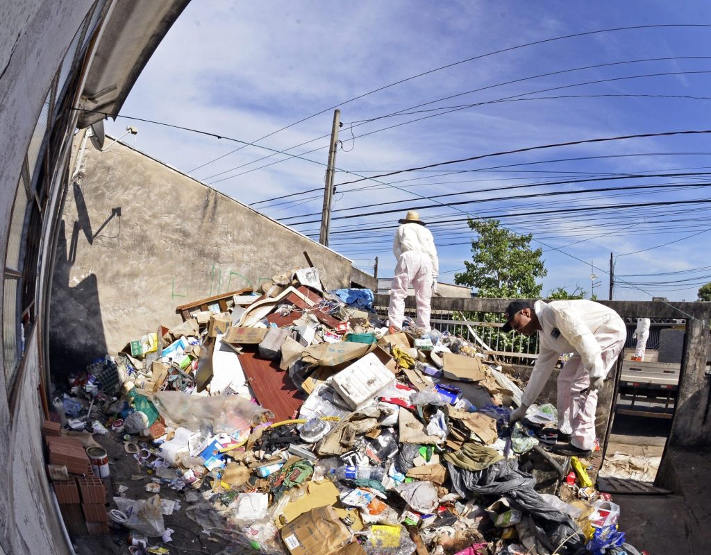 Montanha de sujeira estava localizada na frente da casa de acumulador na região d Parque Piracicaba