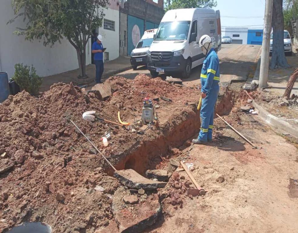 Moradores do Jardim São Paulo são evacuados após rompimento de tubulação de gás durante obra pública.