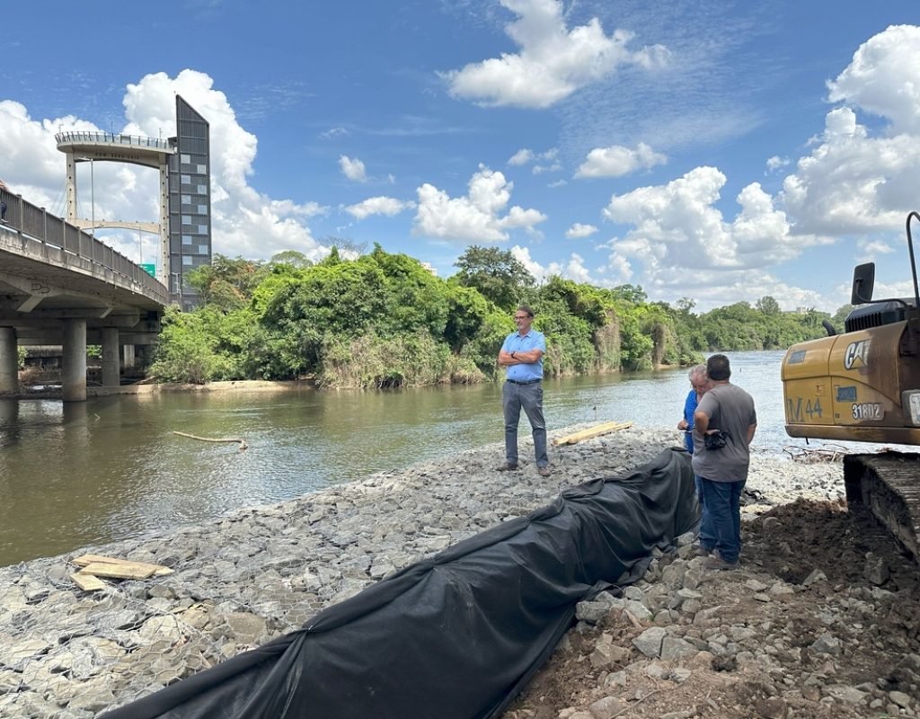 Muro de gabião na saída do córrego Itapeva já está sendo construído