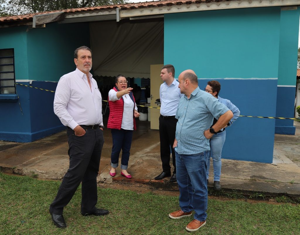 Na EM. Manoel Lourenço, já está em execução a pintura externa, manutenção em salas de aula e intervenções na quadra poliesportiva, que beneficiarão os 226 alunos matriculados.