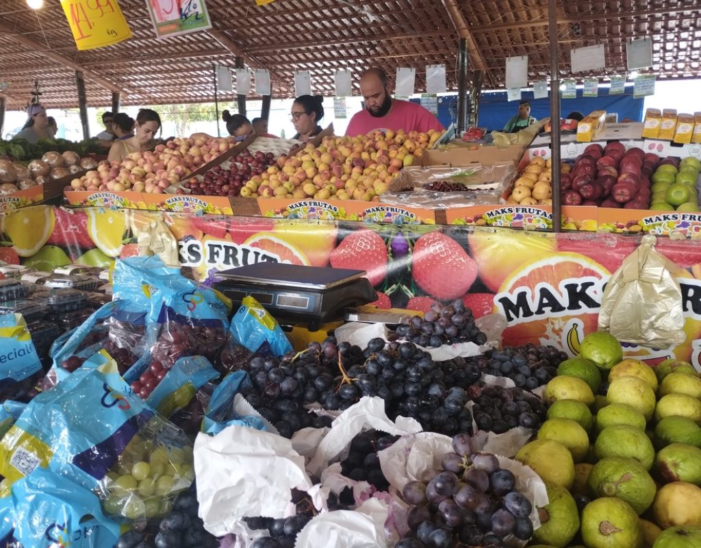 No Varejão Especial de Festas o consumidor encontra as frutas da época como uvas e pêssegos