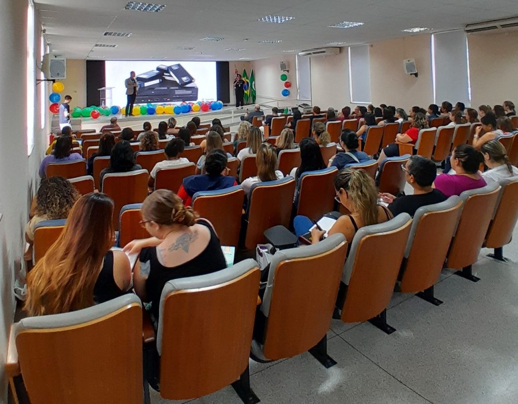 No total, serão dez sessões de lançamento para apresentar as atividades aos 2.100 professores e profissionais da Educação Infantil da rede