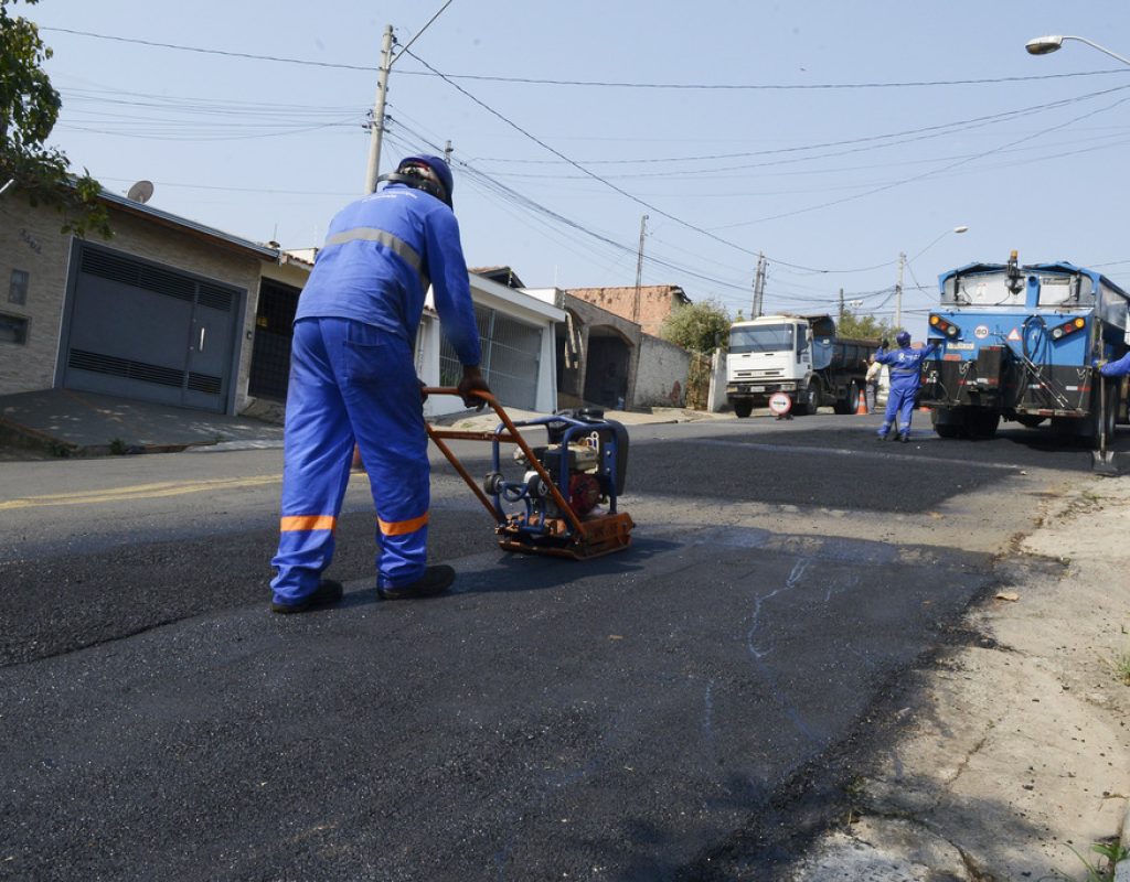 Nove vias, em quatro bairros, receberam serviços de tapa-buraco