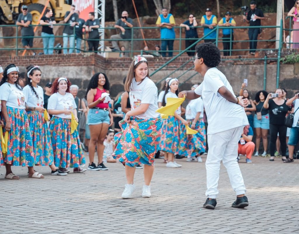 O Grupo Samba de Lenço se apresentará no Palco Principal da festa
