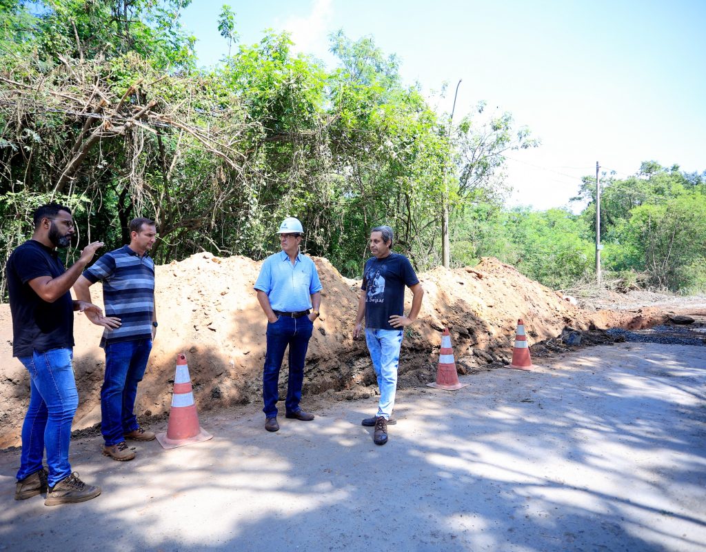 O Prefeito Luciano Almeida esteve no bairro na última terça-feira, 21-11, com engenheiros da Semozel e o presidente da Associação de Moradores do distrito de Tupi