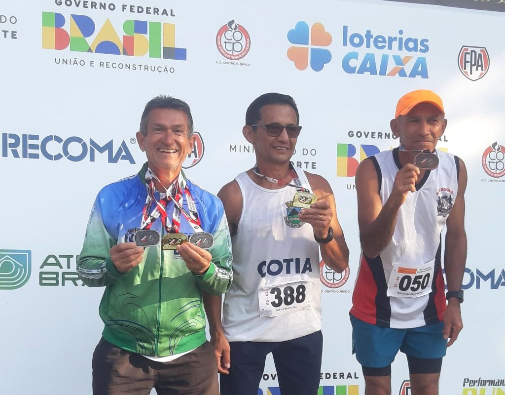 O atleta Gilberto Pedroso comemora suas medalhas no campeonato paulista