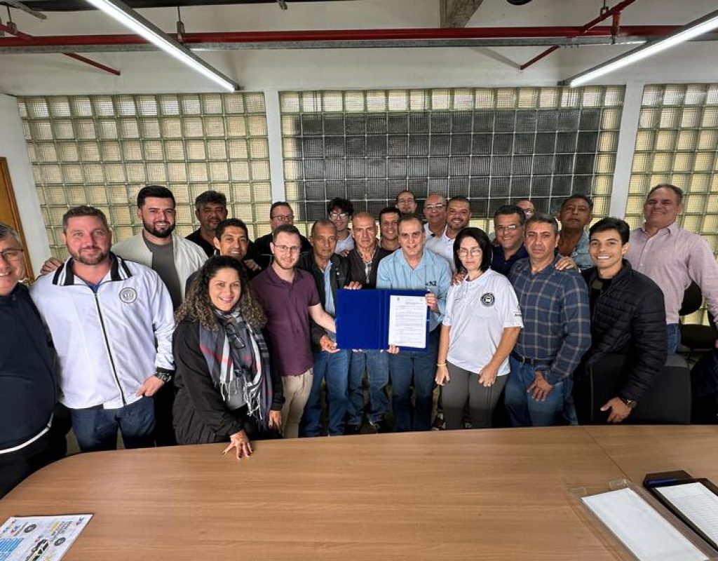 Foto: O ato de assinatura contou com a presença de secretários, vereadores e representantes da Acep