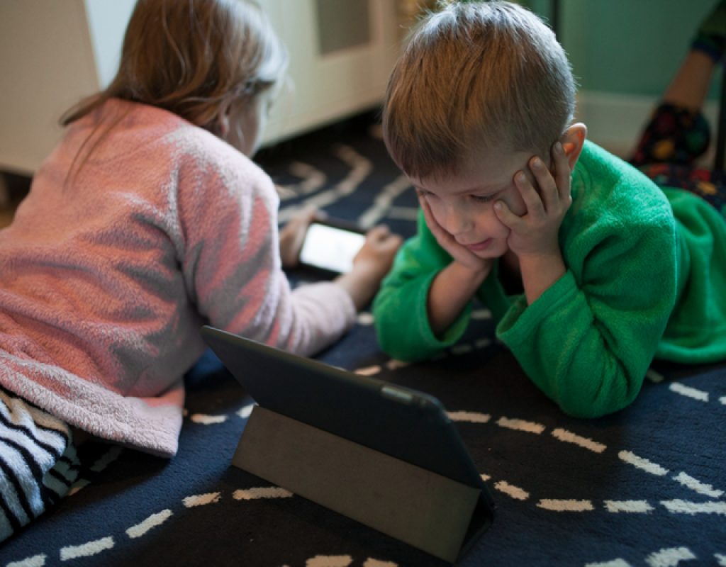 O excesso de telas e as consequências no desenvolvimento infantil