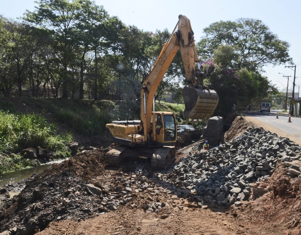 O gabião é uma espécie de muro de pedra ensacada em malha metálica que segura a encosta do curso d’água