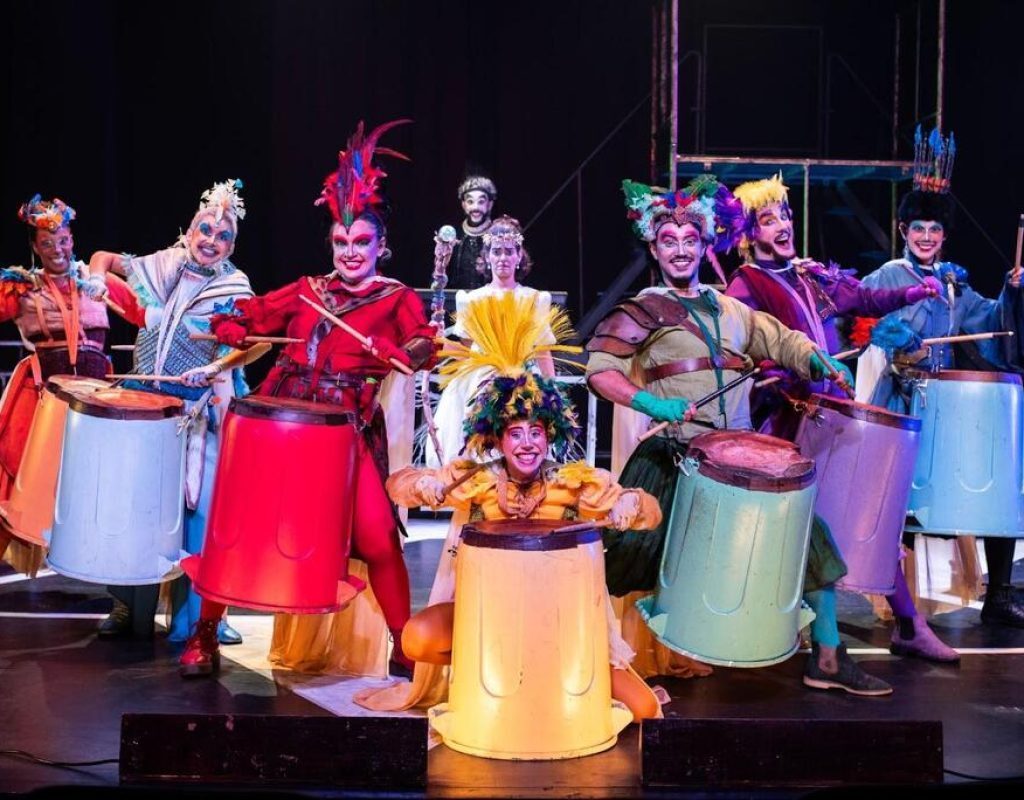 O grupo Os Geraldos, apresenta o espetáculo Parará – Um Reino pela Música