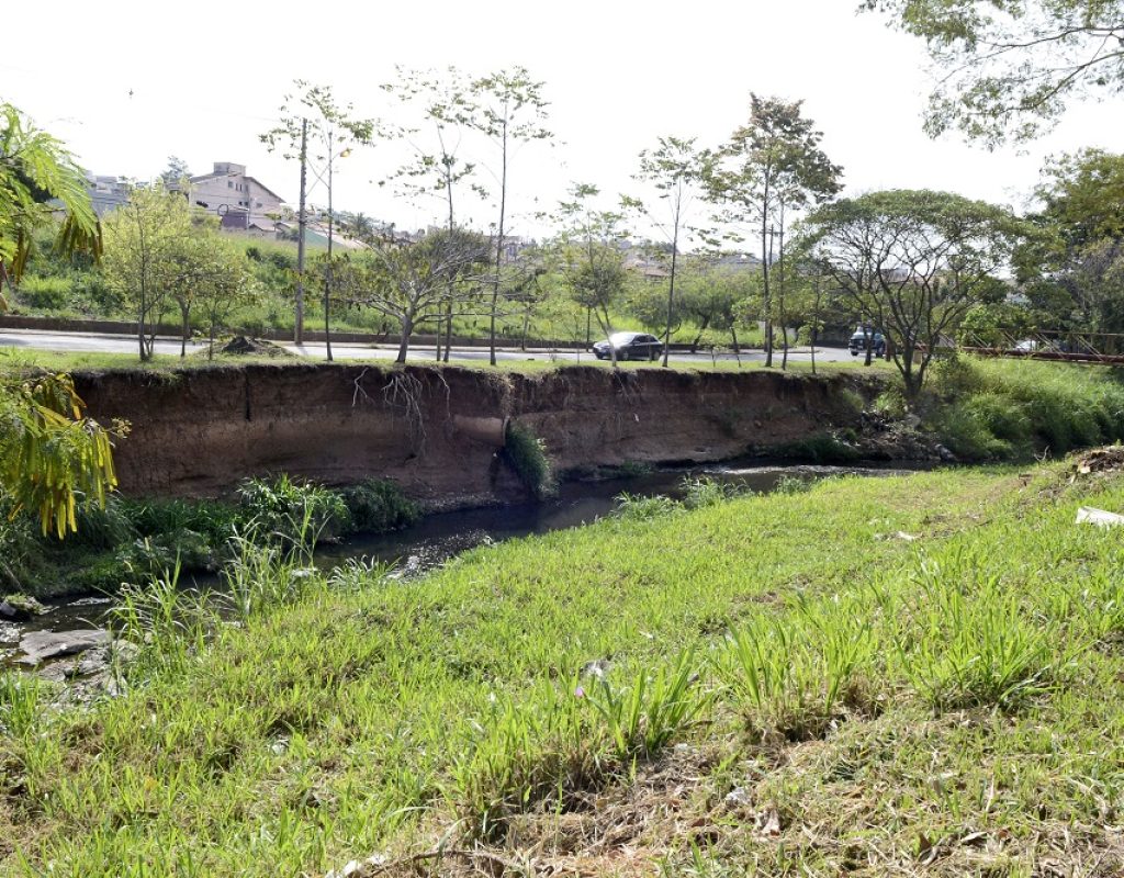 O objetivo é evitar que a erosão aumente e prejudique a via, além de melhorar a passagem do ribeirão