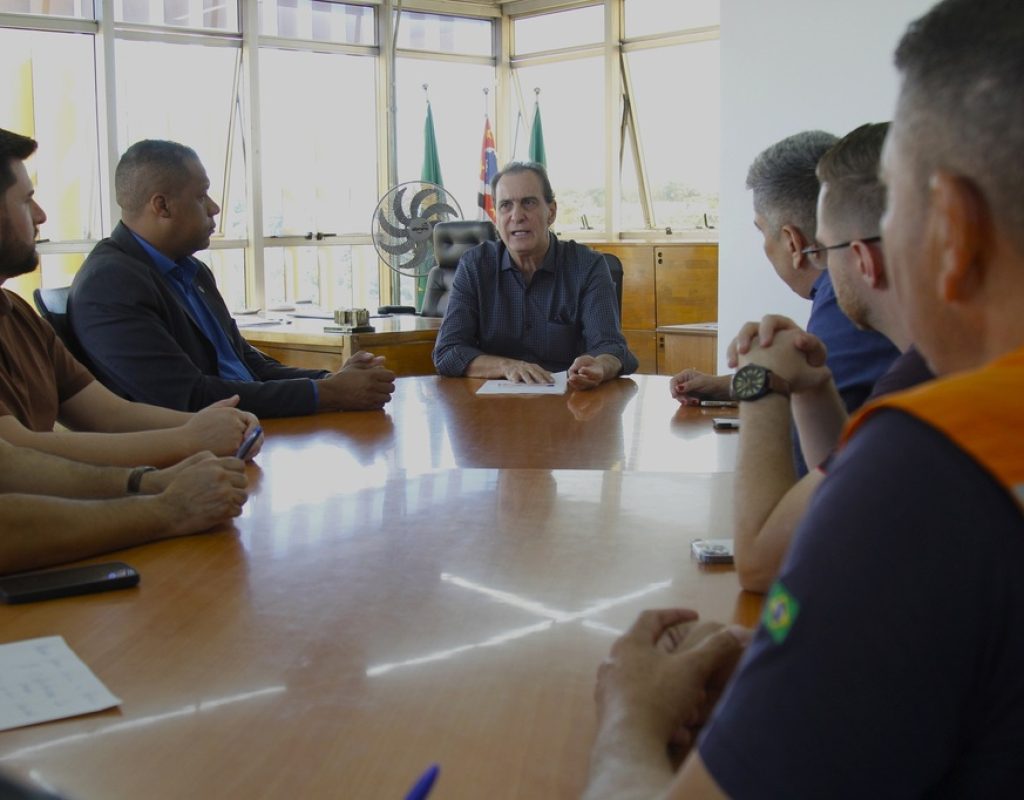 O prefeito Helinho Zanatta em reunião com os membros da Mesa Diretora da Câmara Municipal. (Foto: Divulgação)