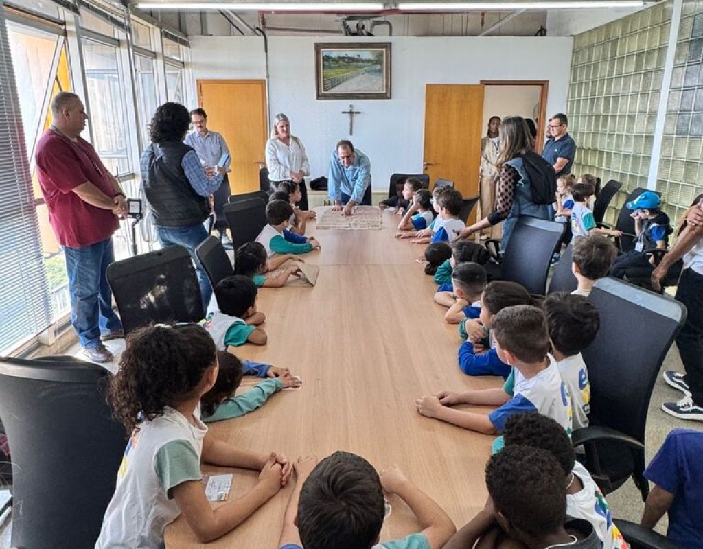 O prefeito Helinho Zanatta recebeu os alunos da EM Heitor Pompermayer em seu Gabinete