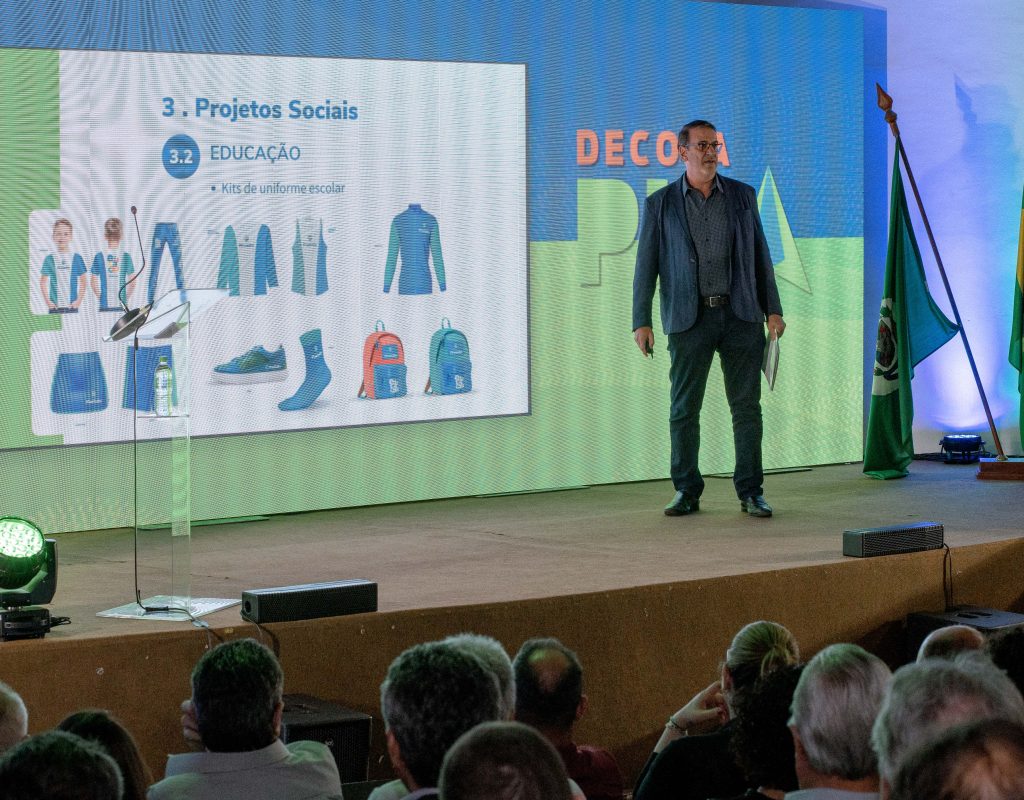 O prefeito Luciano Almeida anunciou a aquisição de uniformes escolares durante o evento DecolaPira.