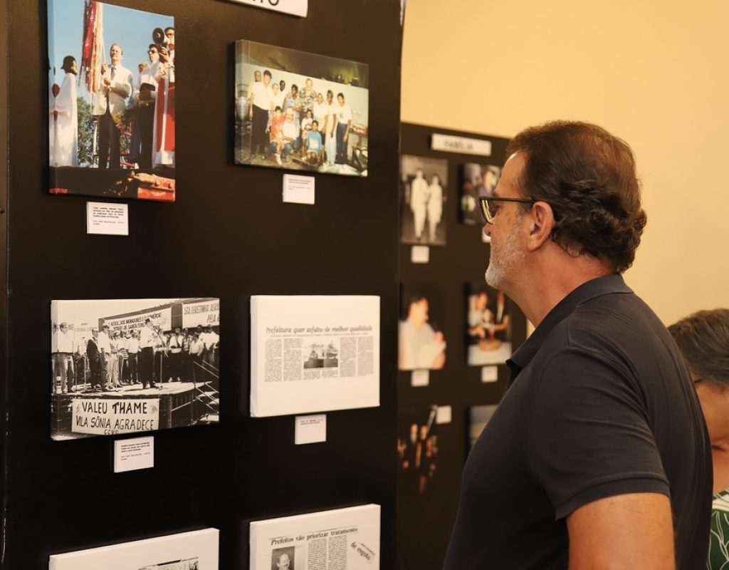 O prefeito Luciano Almeida conferiu a exposição com fotos e textos que relembraram a história de vida de Mendes Thame