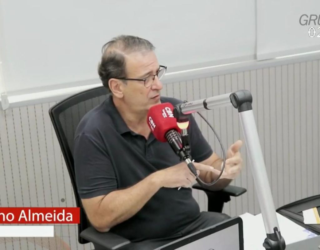 O prefeito Luciano Almeida, durante momento da entrevista.