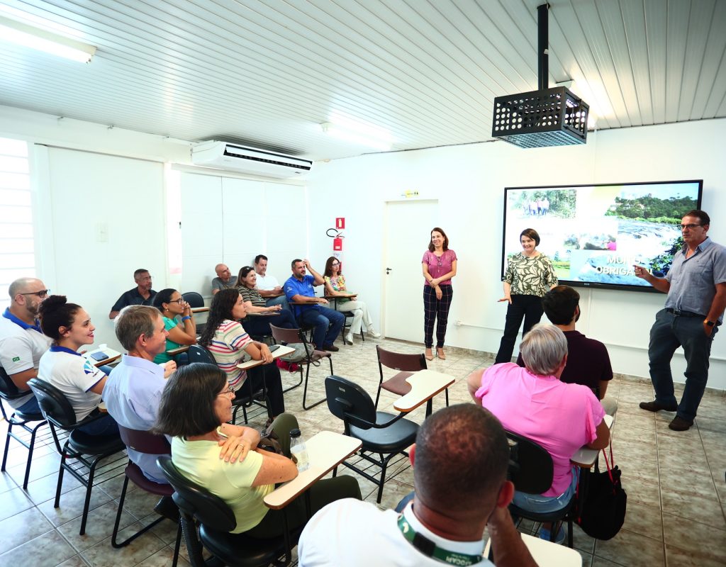 O prefeito Luciano Almeida e a secretária de Agricultura, Nancy Thame, participaram do evento