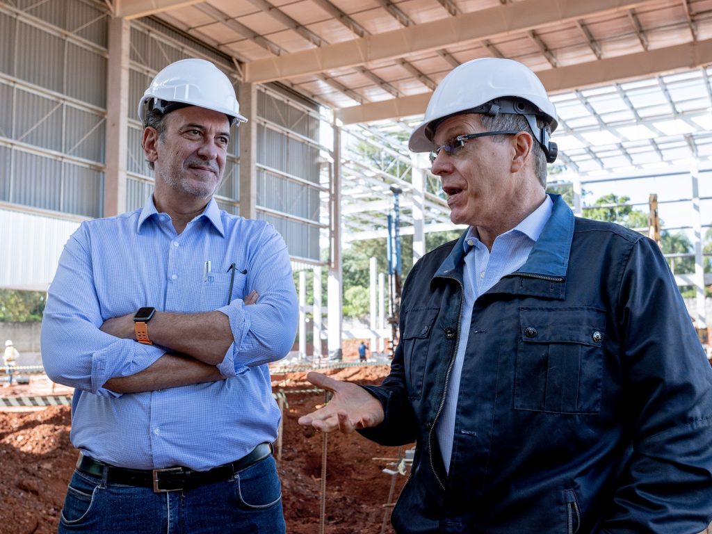O prefeito Luciano Almeida escuta as explicações do engenheiro Sérgio Schilis