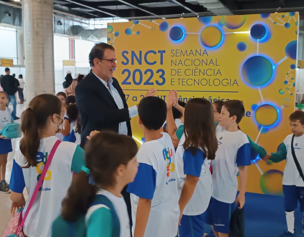 O prefeito Luciano Almeida interagiu com estudantes na abertura da Semana Nacional de Ciências e Tecnologia