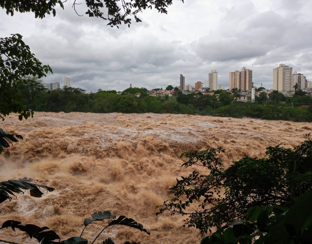 O rio Piracicaba na manhã de hoje, segunda-feira, 09de outubro, quando atingiu 4,42 metros