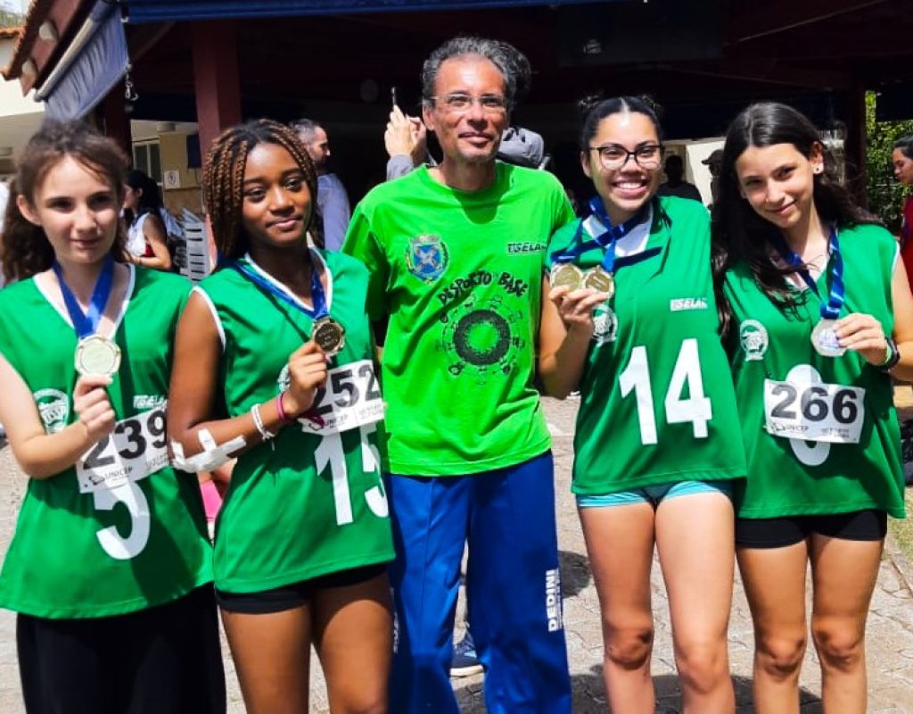 O técnico e as atletas medalhistas no revezamento 4x100 feminino