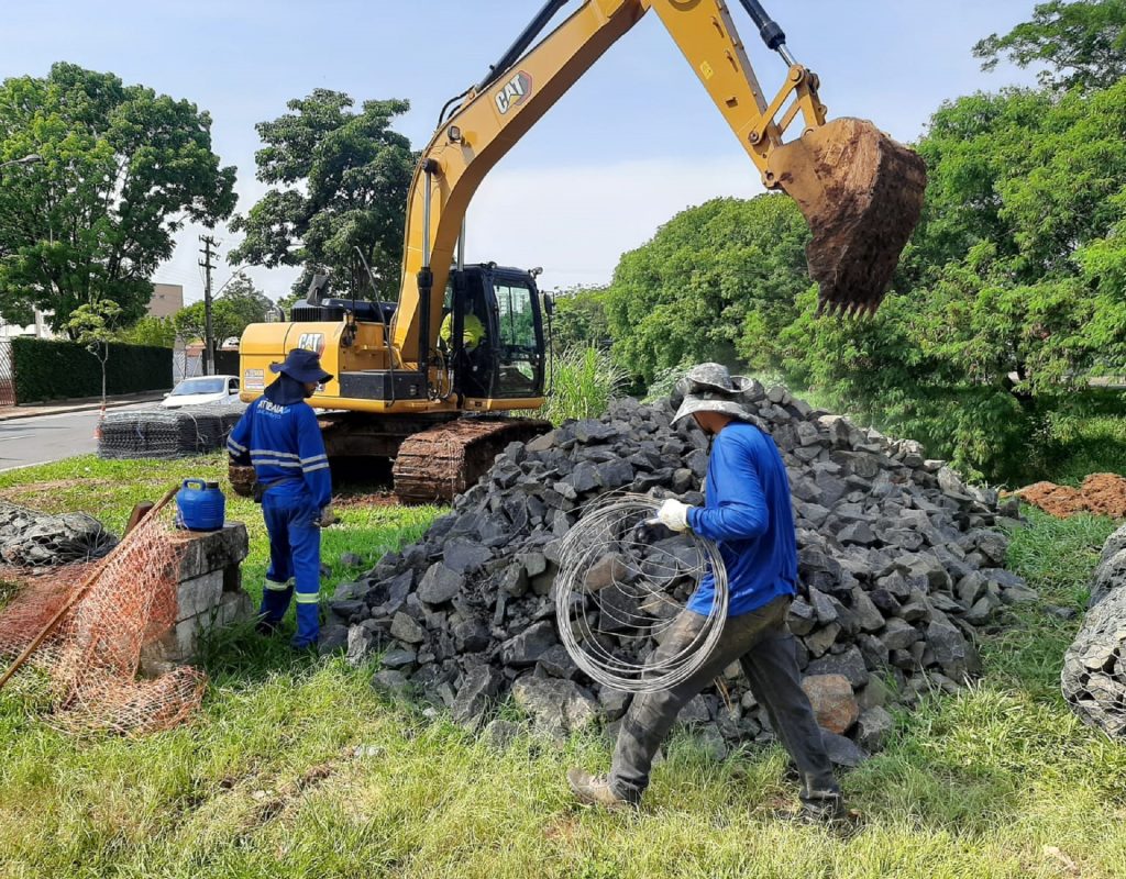 Obra de contenção de erosão na margem esquerda do ribeirão do Piracicamrim