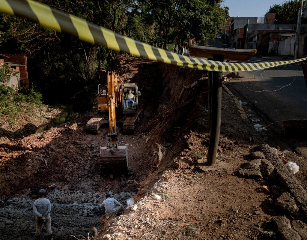 Obra ocorre para contenção da margem esquerda do ribeirão na avenida Demostenes Santos Correa, no Jardim Conceição - Foto Isabela Borghese