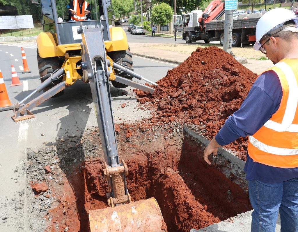 Obras de drenagem de águas pluviais na avenida 1º de Agosto foram iniciadas na semana passada