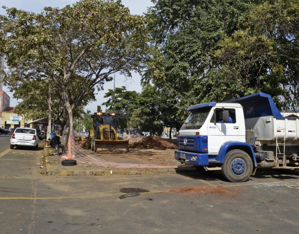 Obras de remodelação da Praça Dutra, conhecida como Praça do Rolo, continuam - Foto Justino Lucente