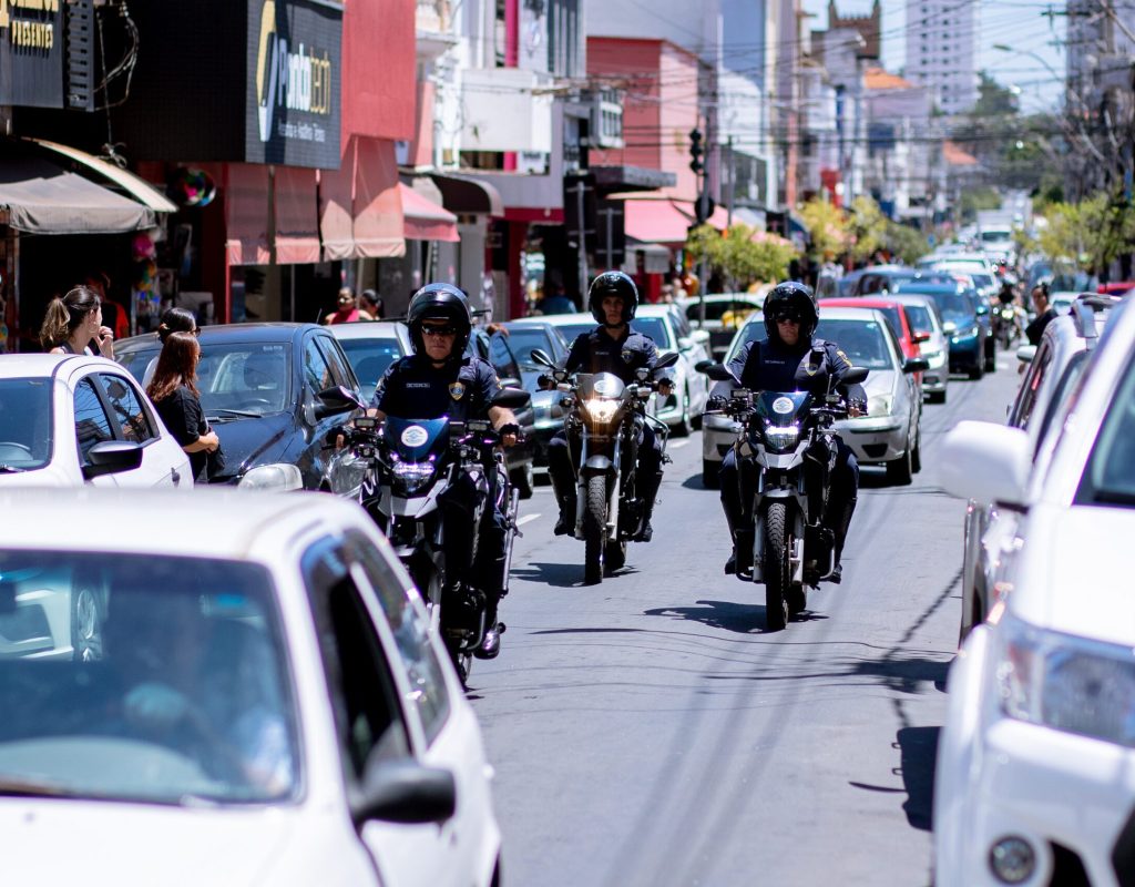 Oficiais da GC na patrulha de motos e carros estão nas ruas para garantir maior segurança a população