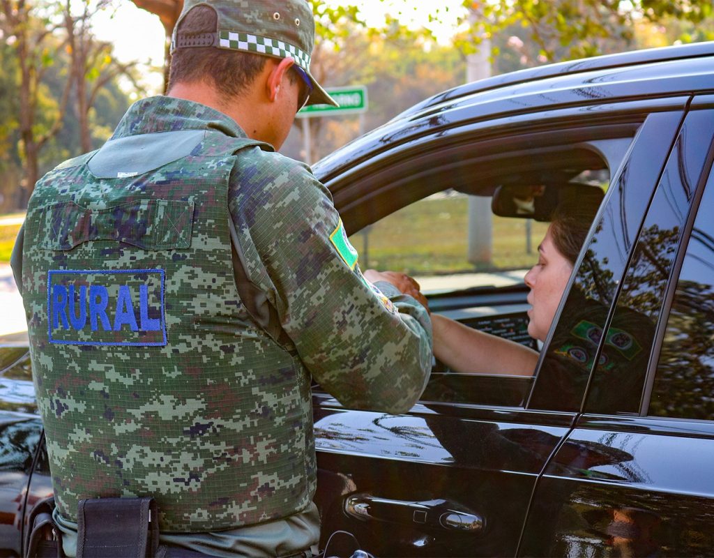 Operação com PM, GCM e Semuttran na Vila Rezende