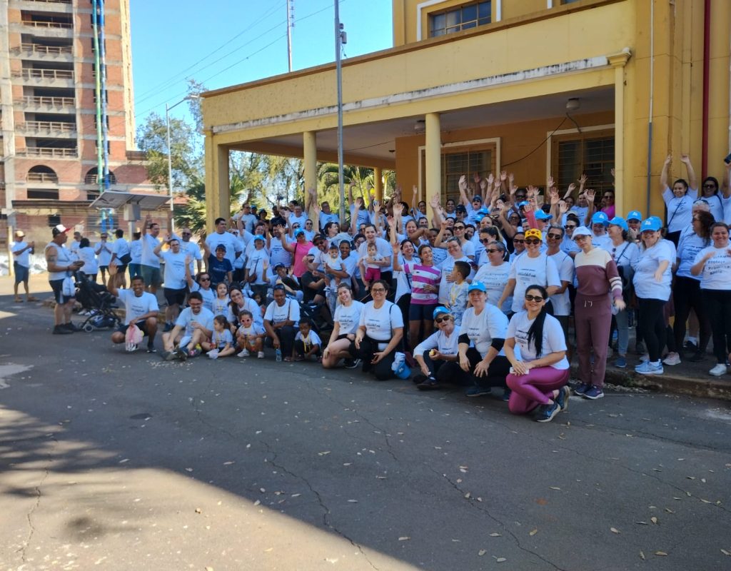 Organizadores e participantes da Caminhada Dourada realizada na Esalq no último domingo