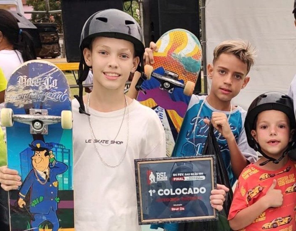 Os irmãos Sarco, Igor e Miguel, atletas do Bolsa Esportiva, acompanhados do caçula, Pedro.