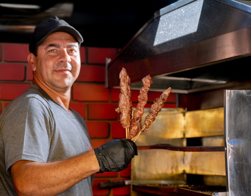 Os tradicionais espetinhos são uma das opções gastronômicas mais procuradas pelo público em geral