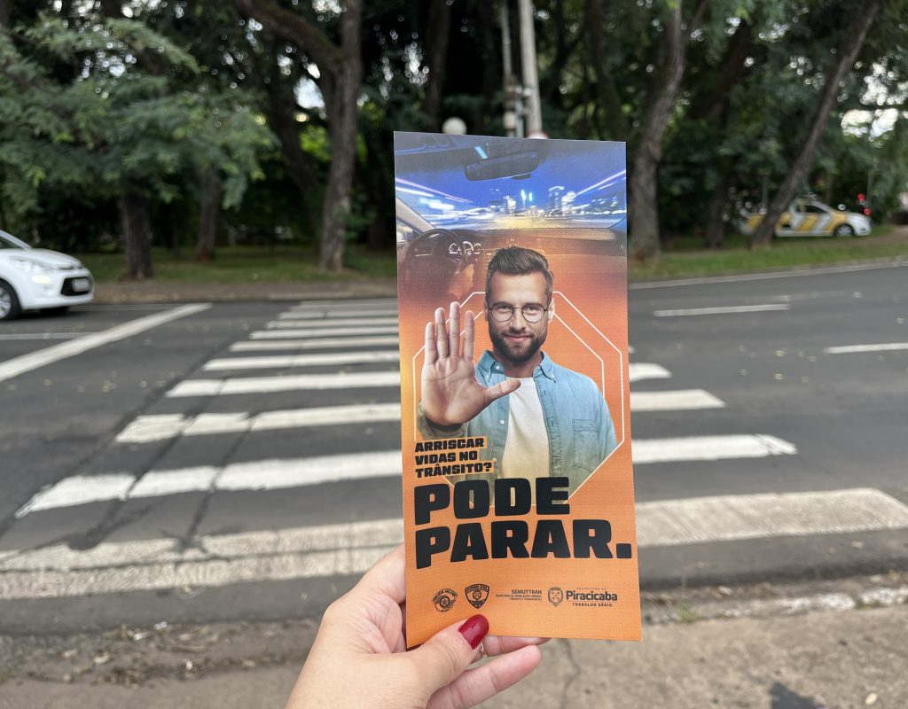 Panfletos da campanha Pode Parar são distribuídos pela Semuttran