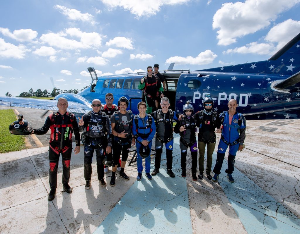 Paraquedistas fizeram o primeiro salto hoje no Beech99