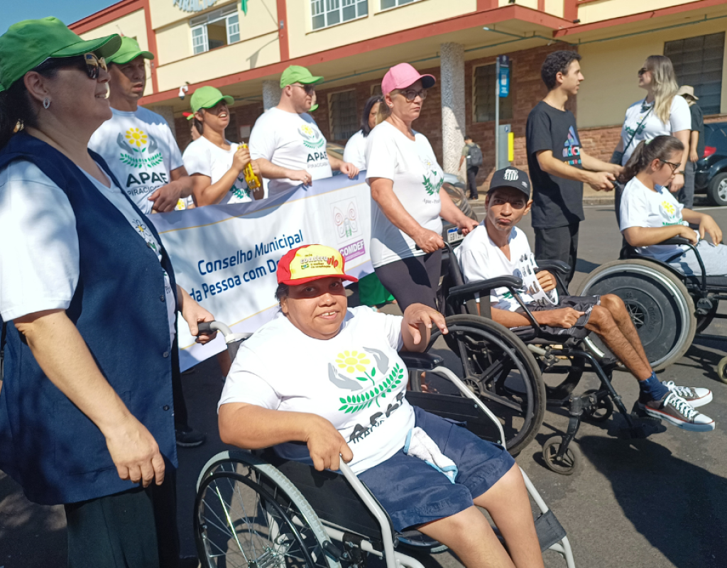 Participantes da caminhada da inclusão