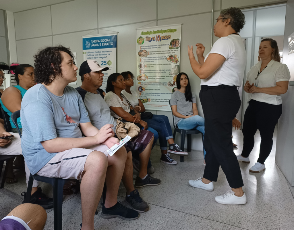 Participantes da oficina sobre aprendizagem no Cras Vila Sônia ouvem atentos as informações fornecidas pela equipe do Instituto Formar