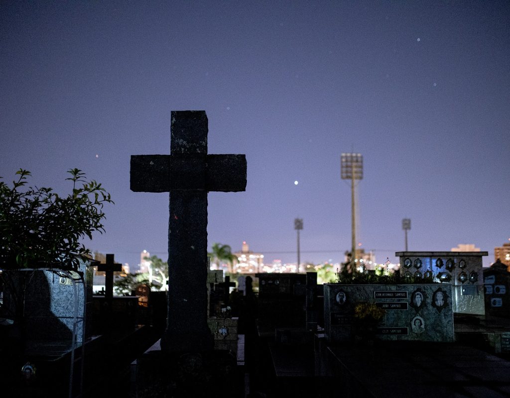 Passeio noturno no cemitério, com lendas e informações históricas, tem entrada gratuita