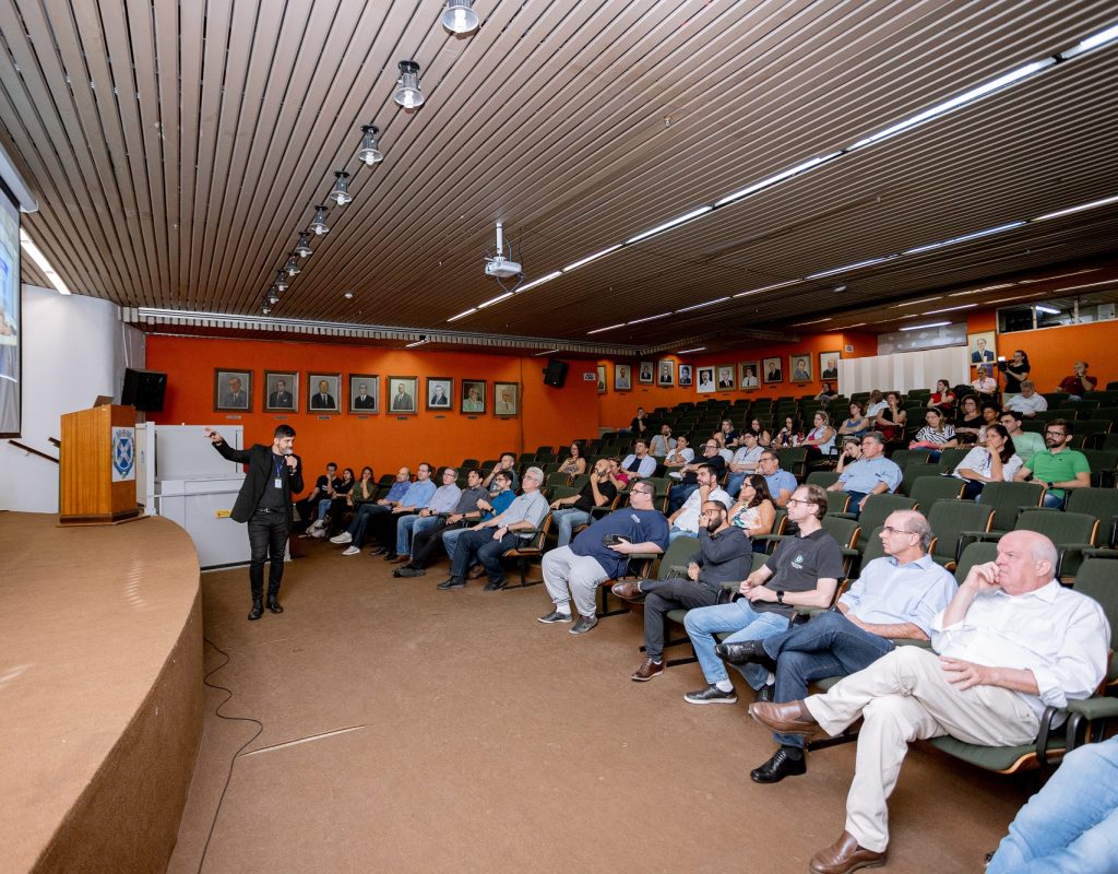 Pedro Chamochumbi, agente de Governo Digital na Semad, apresentando o hub