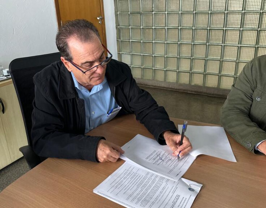 Prefeito Helinho Zanatta assinou hoje leis de regularização fundiária e de edificações